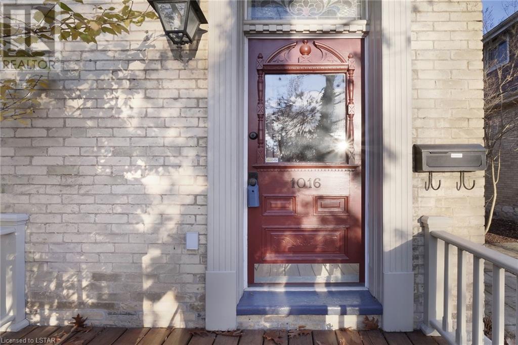1016 WELLINGTON Street