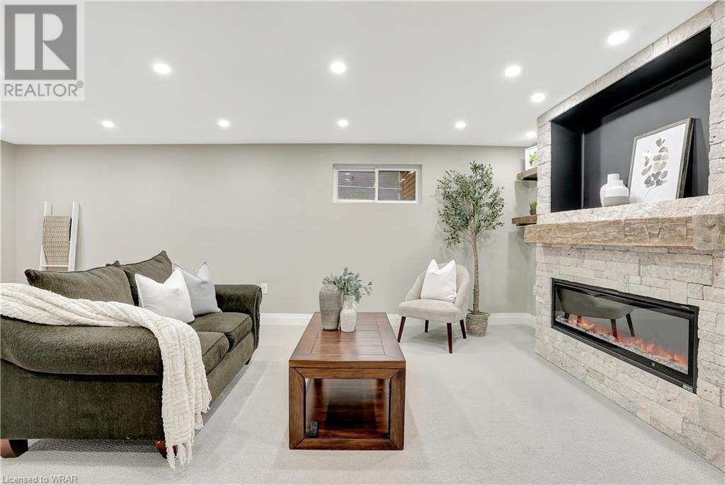 12 COLUMBINE Crescent