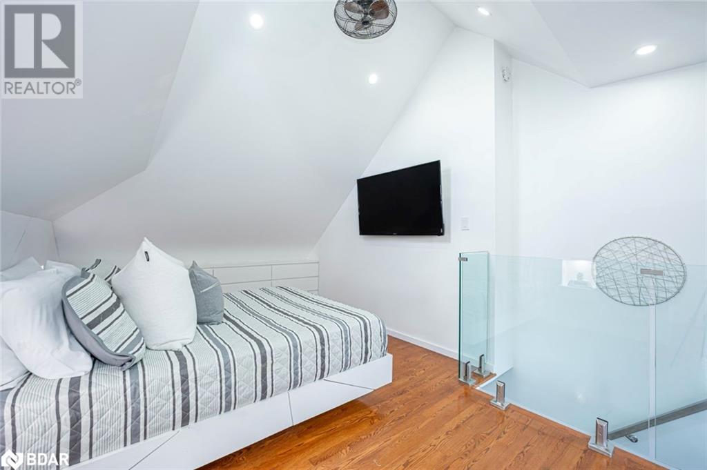 36 SOPHIA Street W