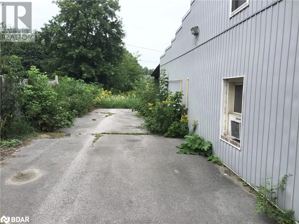 73 KING Street E