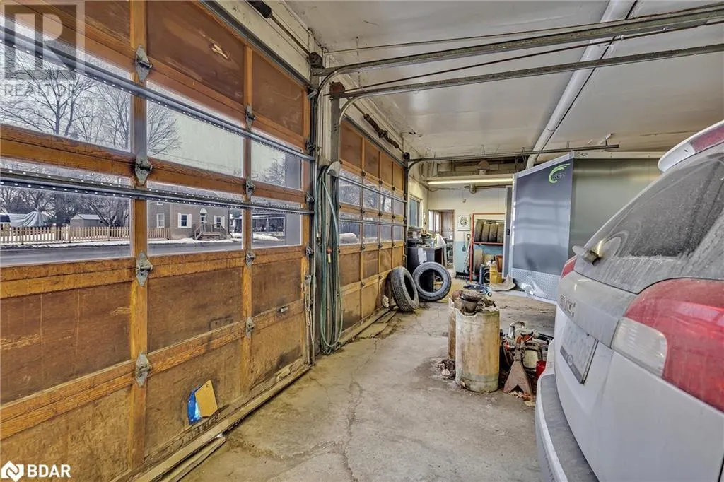 73 KING Street E