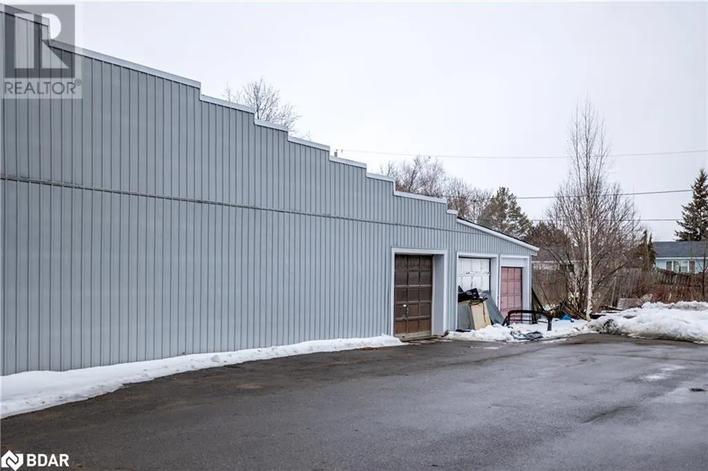 73 KING Street E