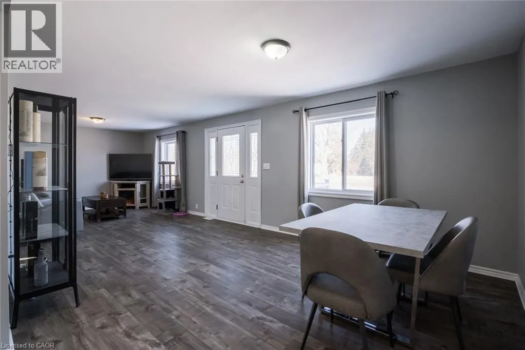 404 QUEENSWAY Street W
