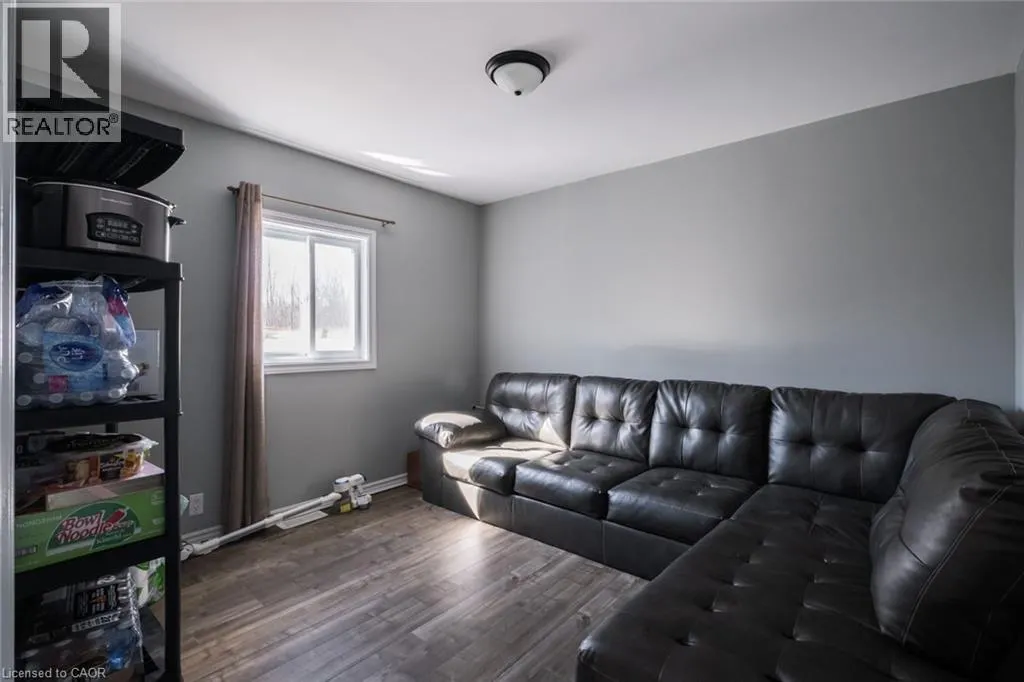 404 QUEENSWAY Street W