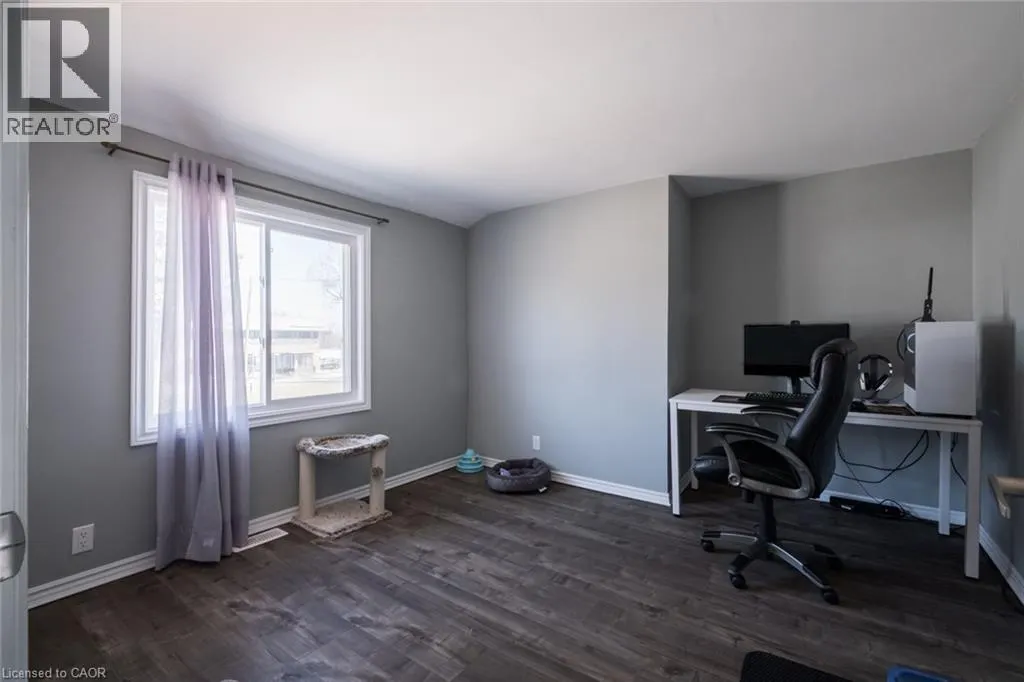 404 QUEENSWAY Street W