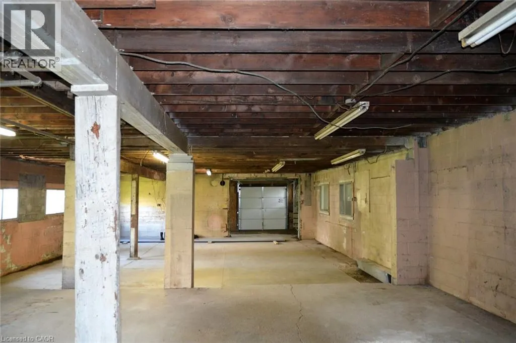 404 QUEENSWAY Street W