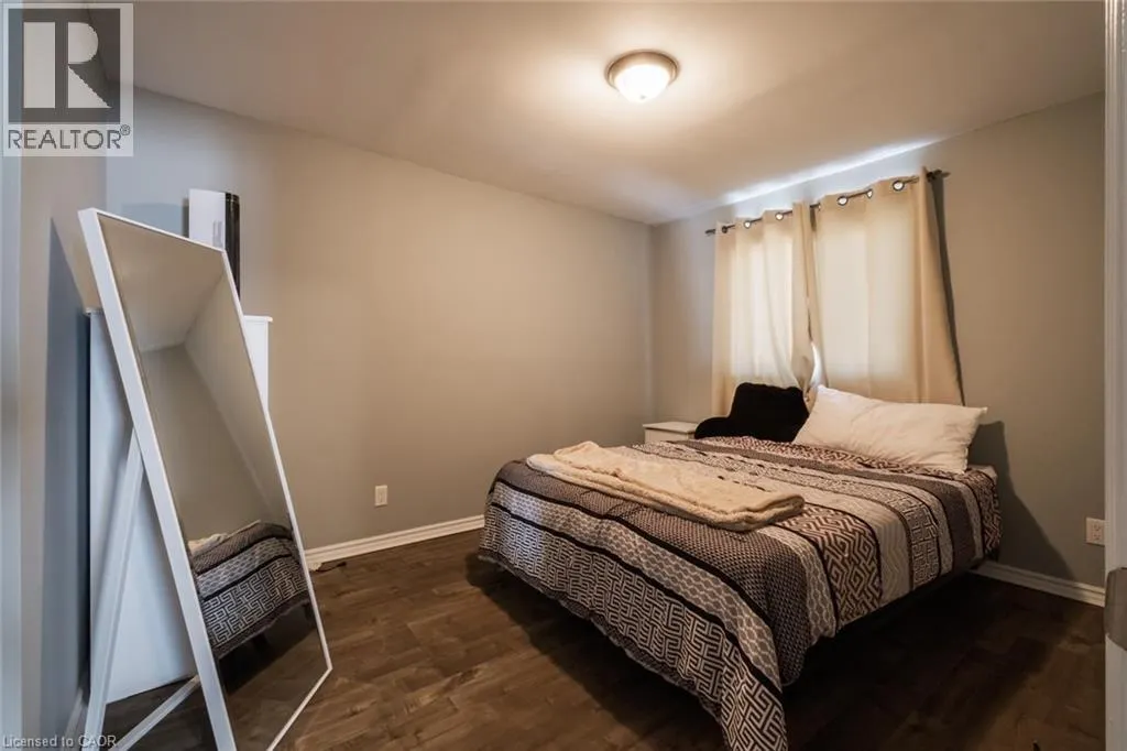 404 QUEENSWAY W