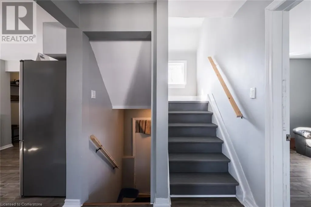 404 QUEENSWAY W