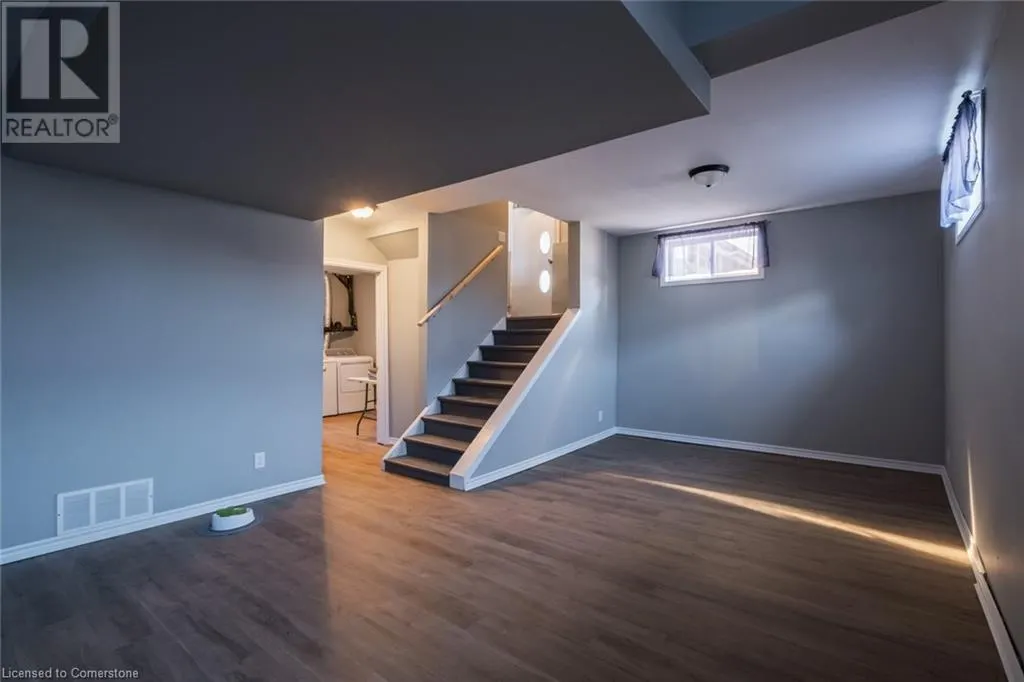 404 QUEENSWAY W