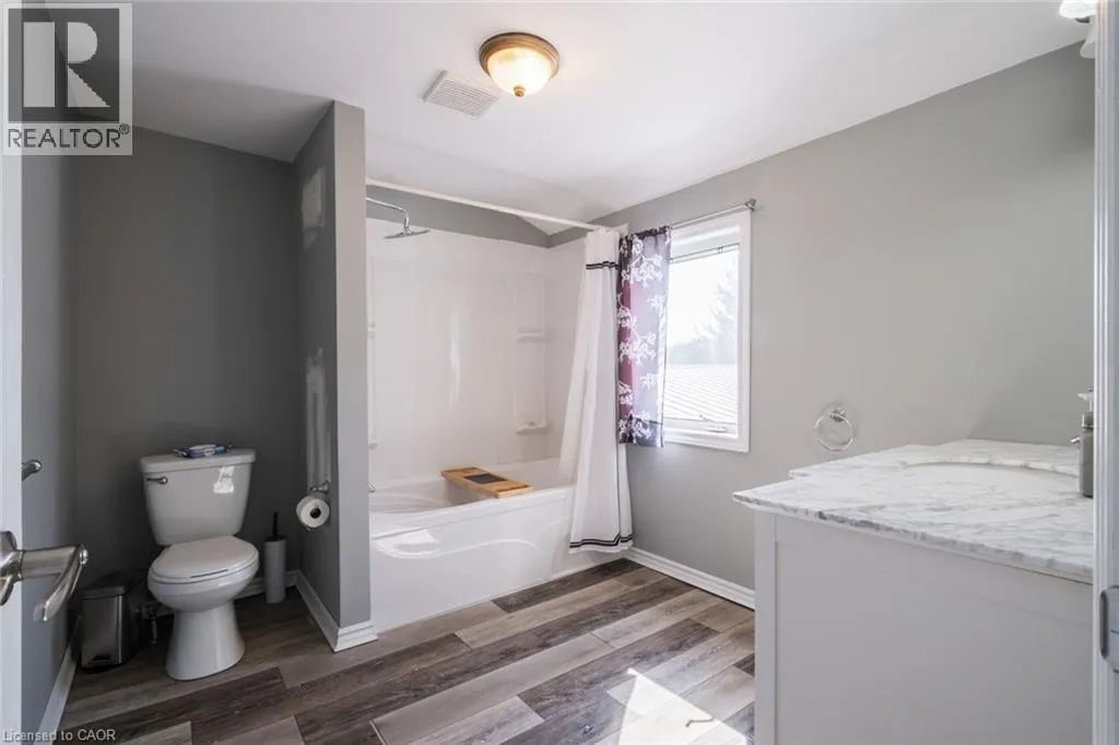 404 QUEENSWAY W