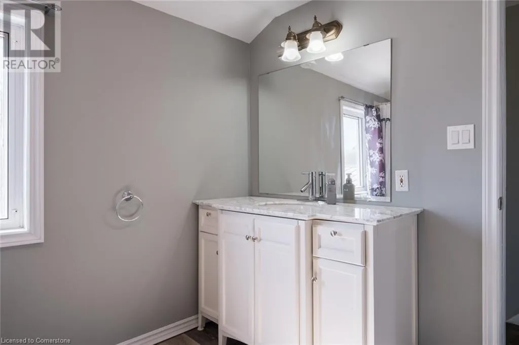 404 QUEENSWAY W