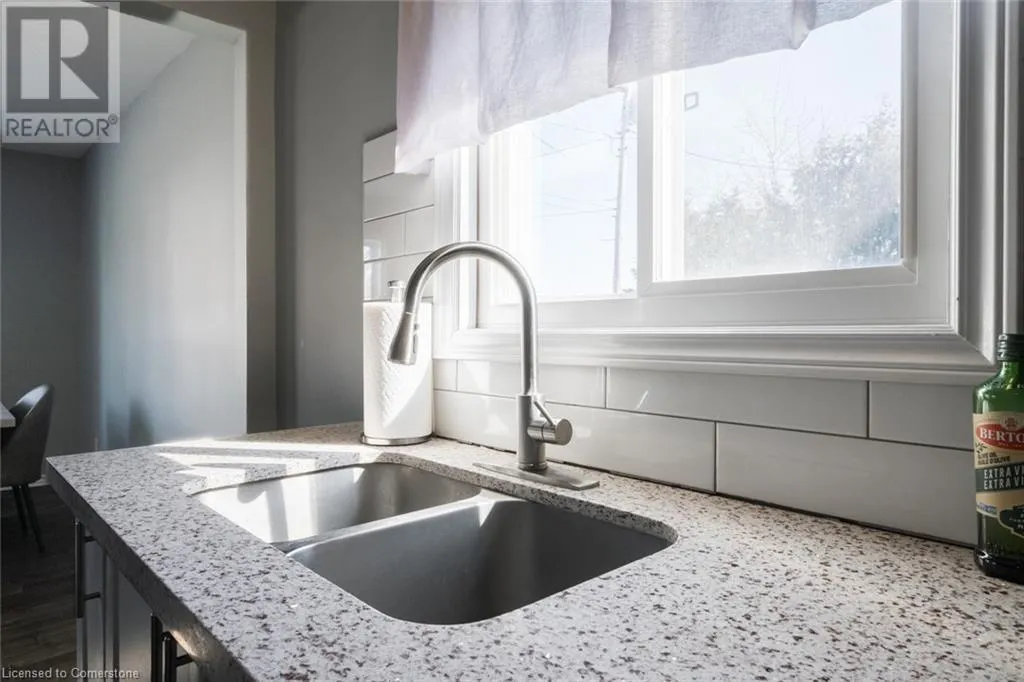 404 QUEENSWAY W