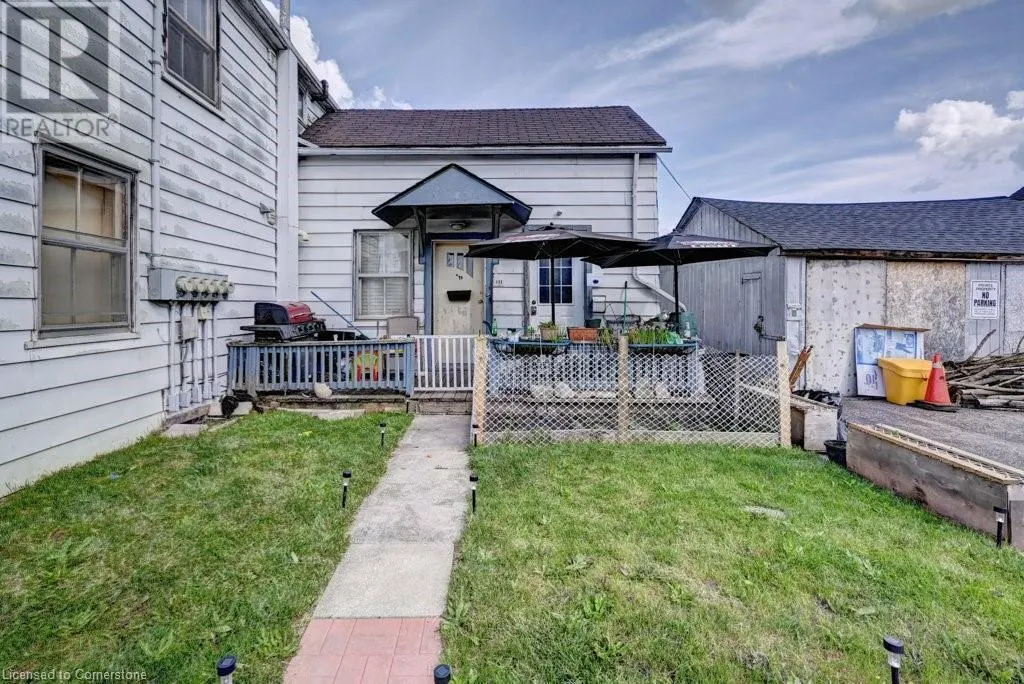 906 KING Street E
