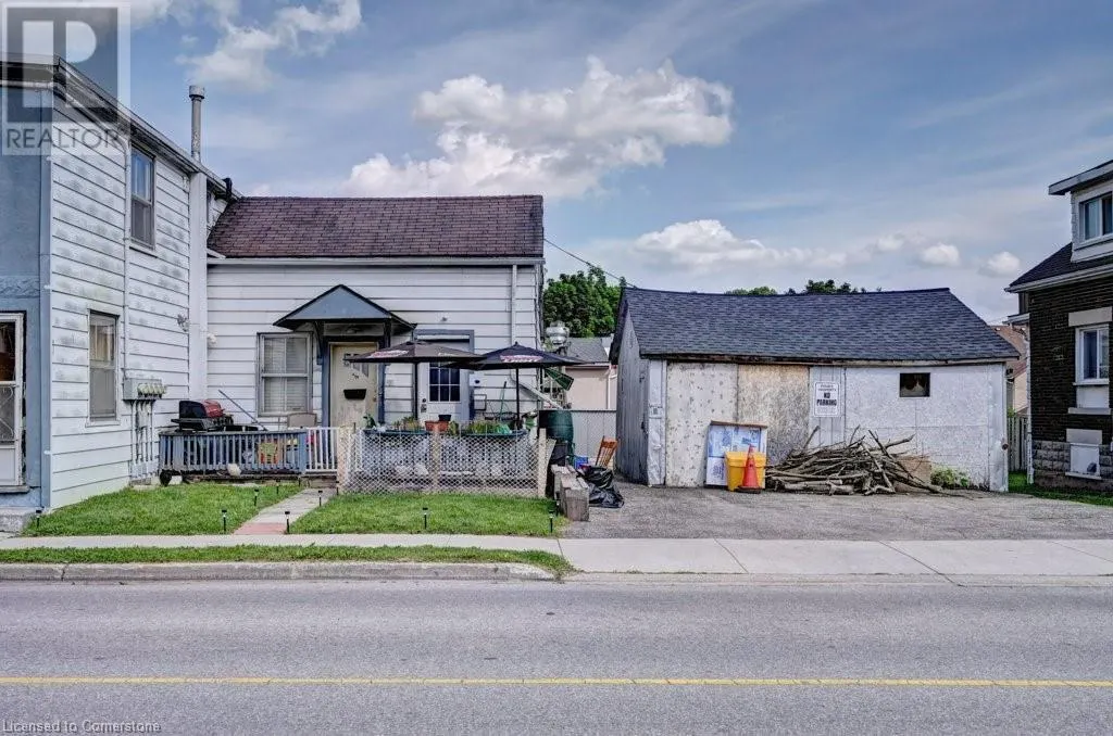 906 KING Street E