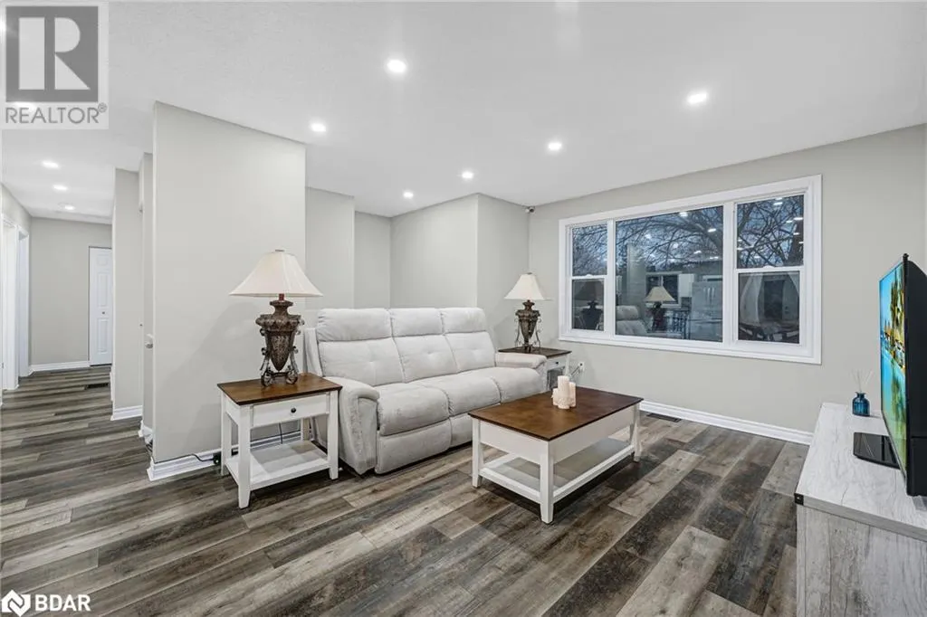 12 RIVERDALE Drive
