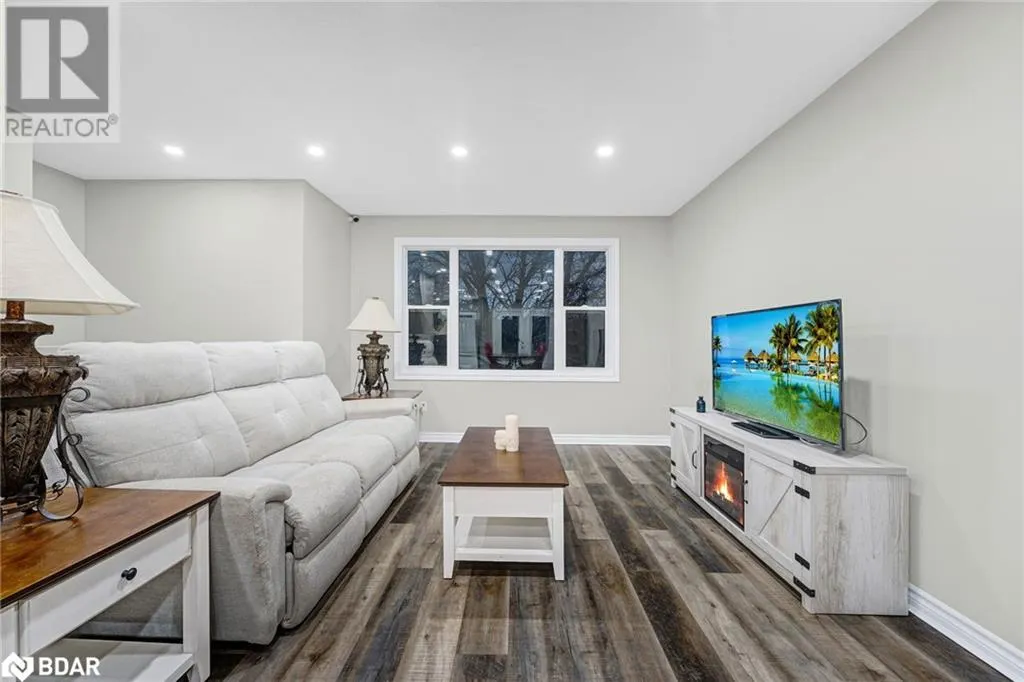12 RIVERDALE Drive
