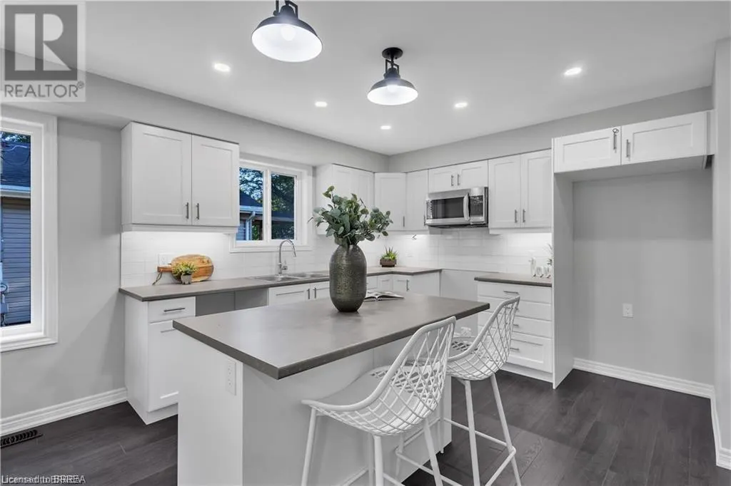 94 SOVEREIGN Street W
