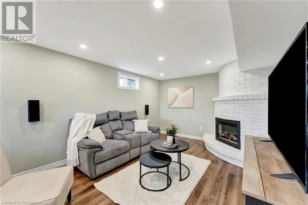 16 SETTLERS Drive