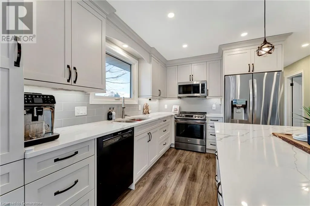 16 SETTLERS Drive