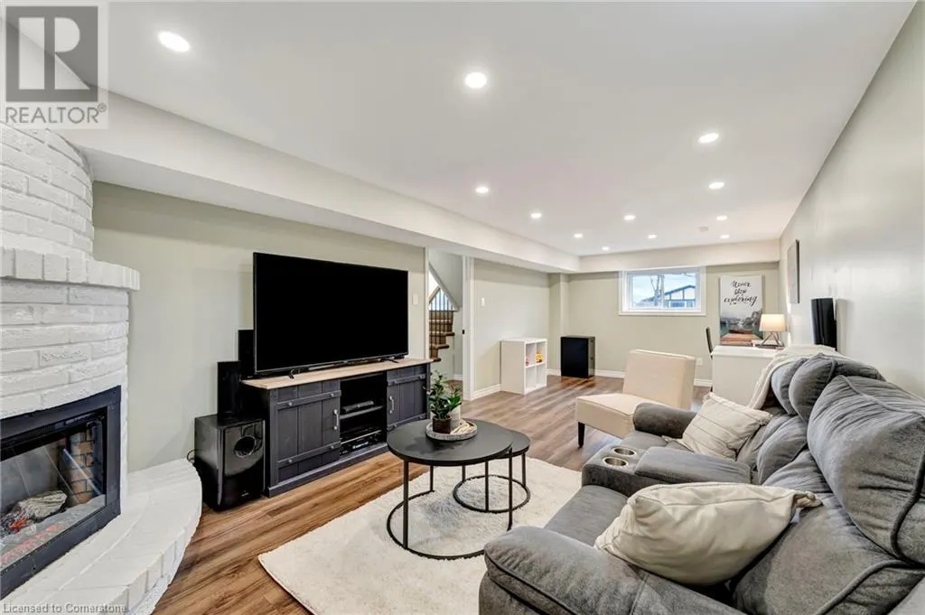 16 SETTLERS Drive
