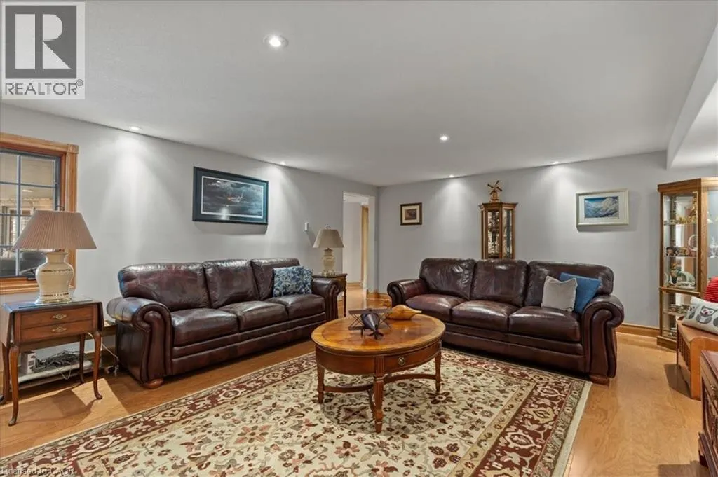2 HICKORY Hollow
