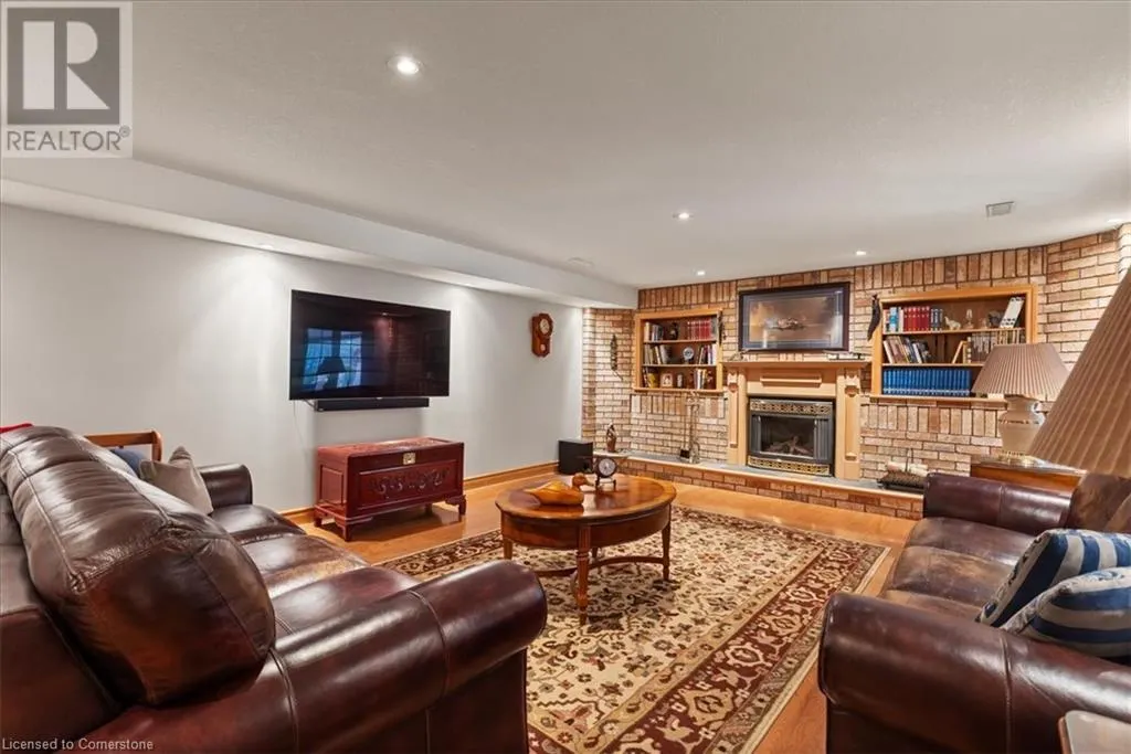 2 HICKORY Hollow