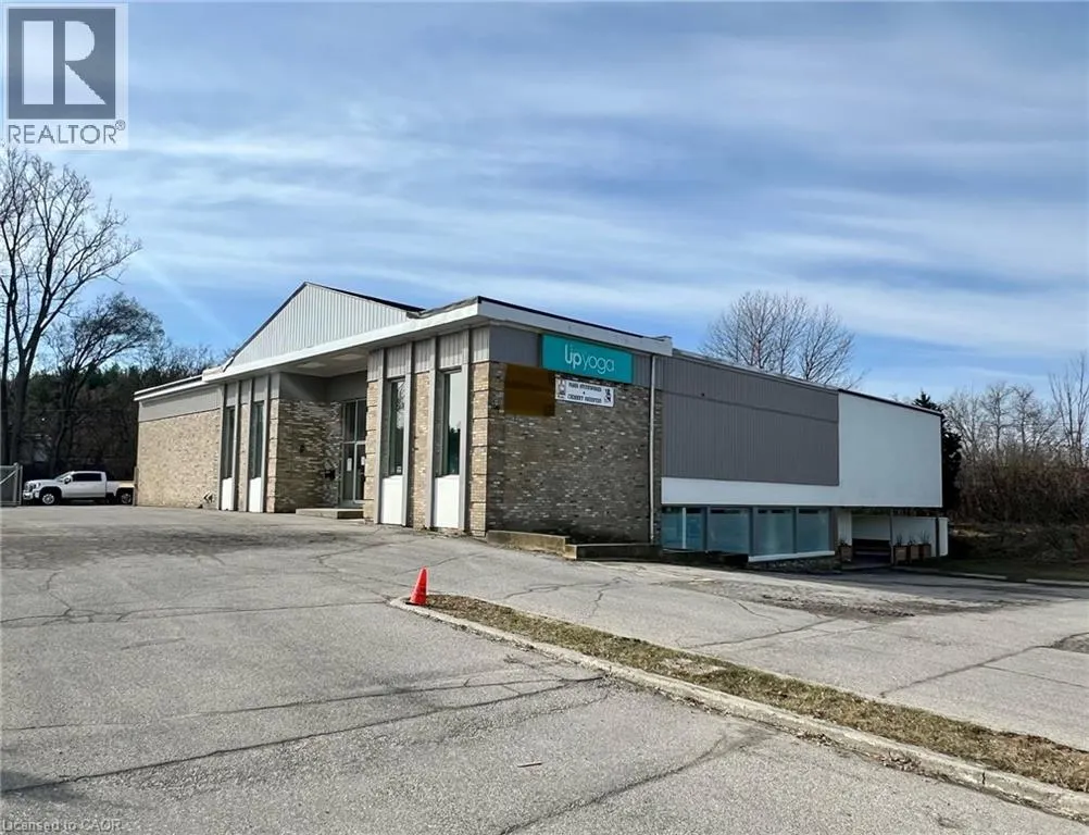 100 DUNDAS Street E