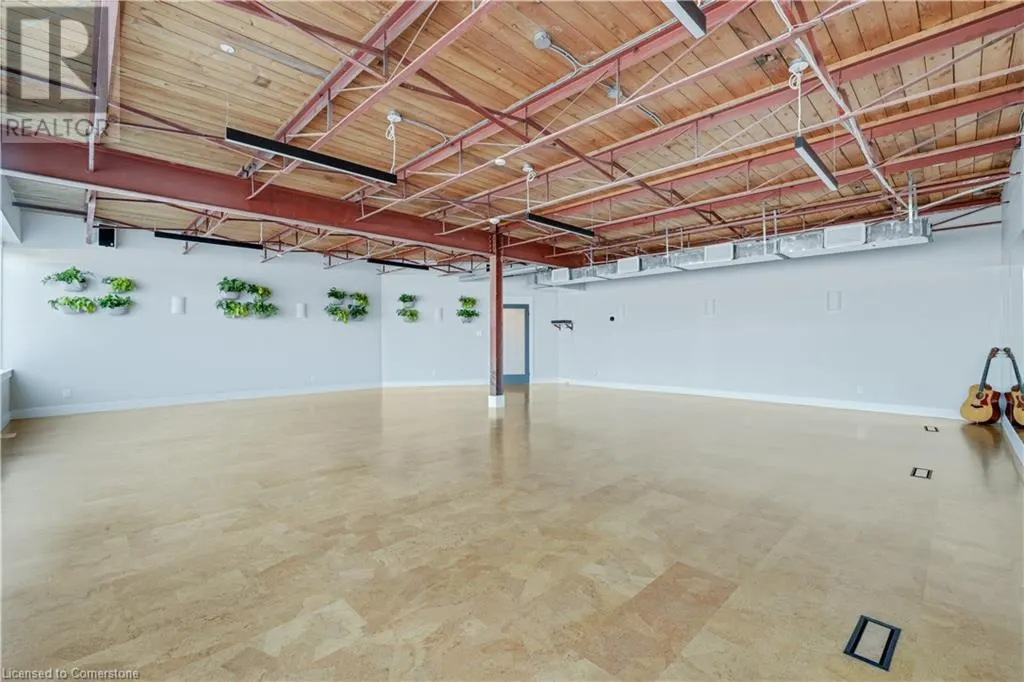 100 DUNDAS Street E