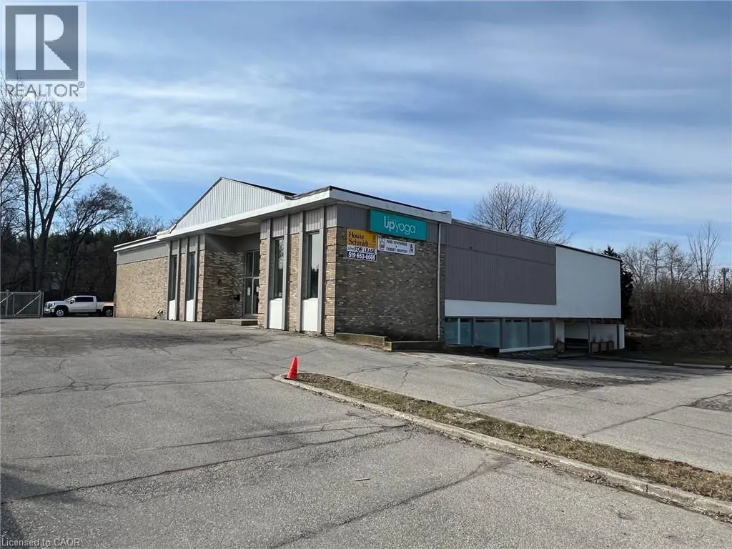 100 DUNDAS Street E