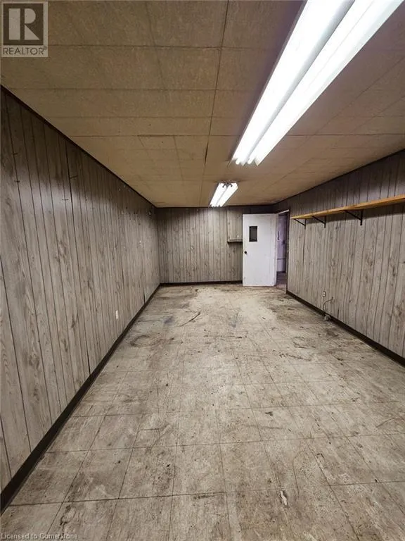 100 DUNDAS Street E