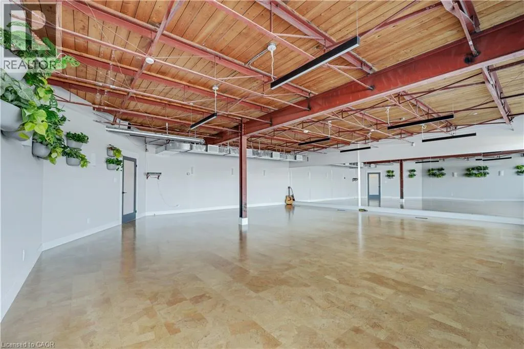 100 DUNDAS Street E