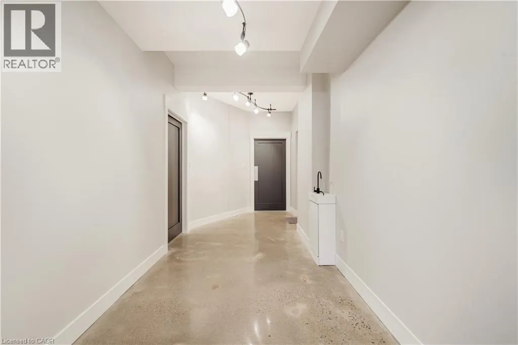 100 DUNDAS Street E