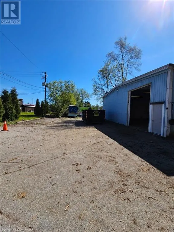 100 DUNDAS Street E