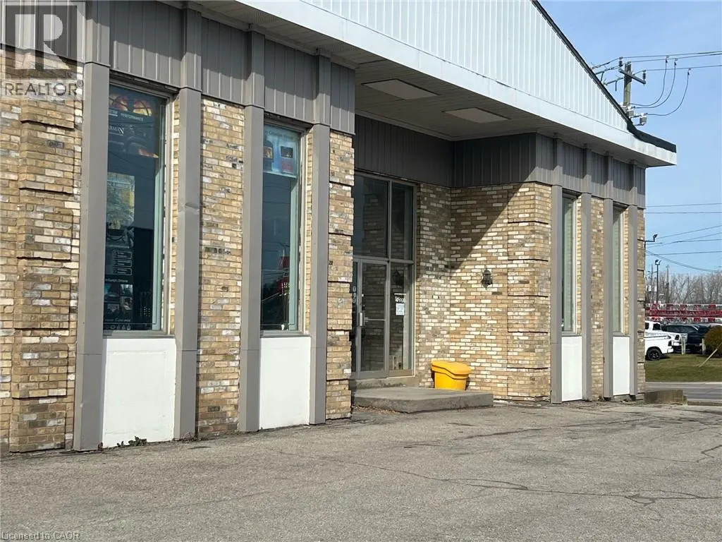 100 DUNDAS Street E