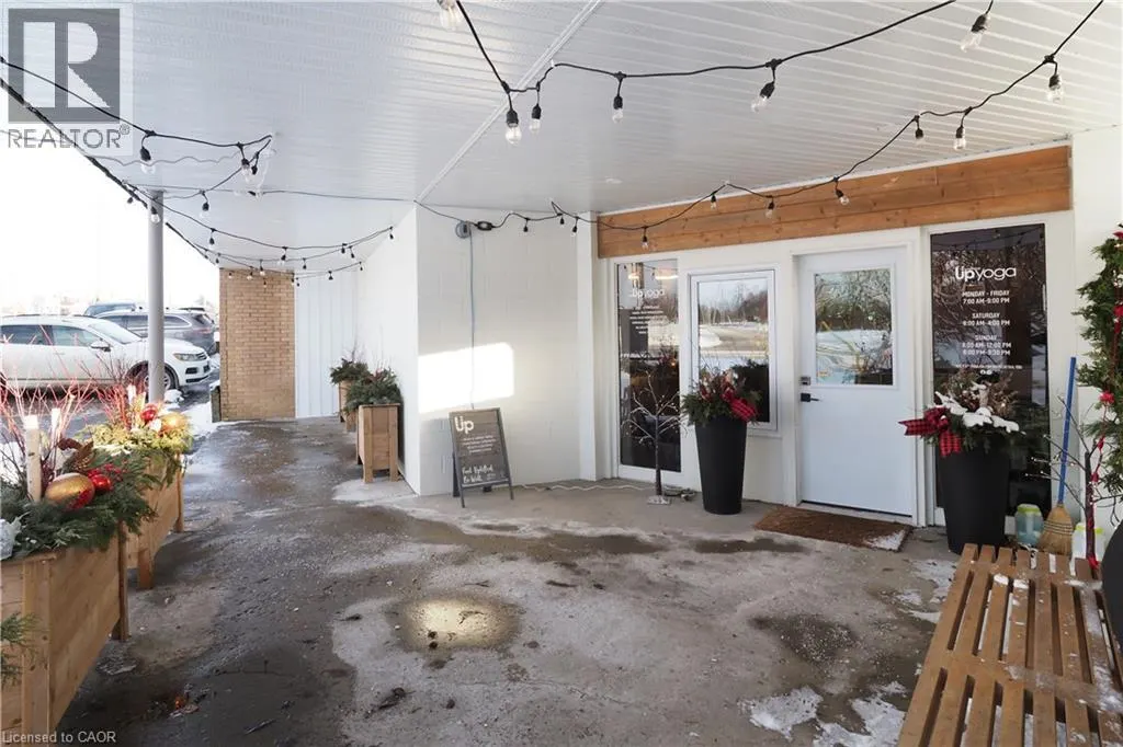 100 DUNDAS Street E