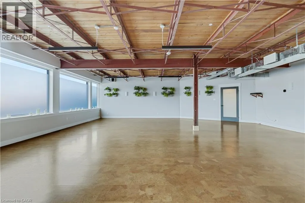 100 DUNDAS Street E