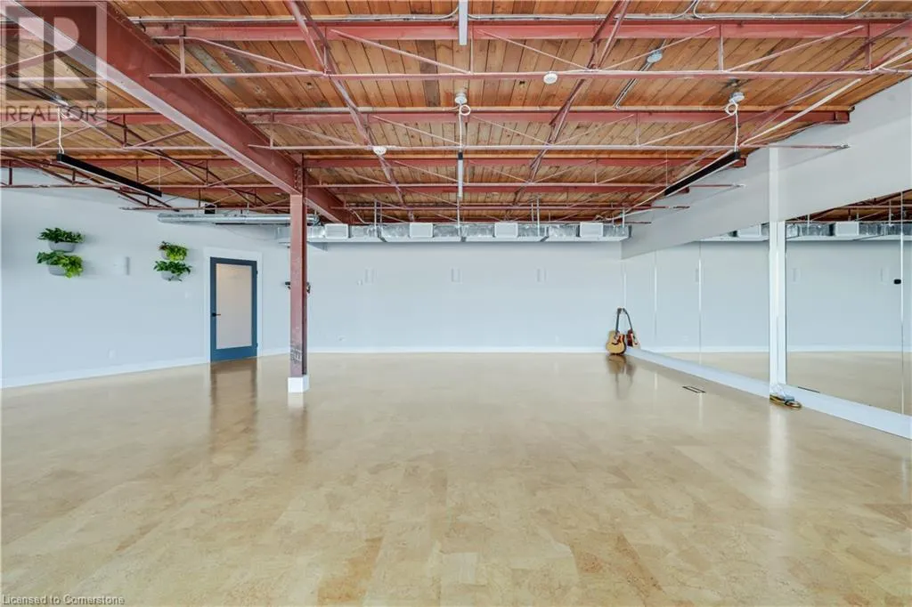 100 DUNDAS Street E