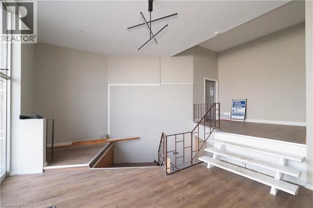 100 DUNDAS Street E