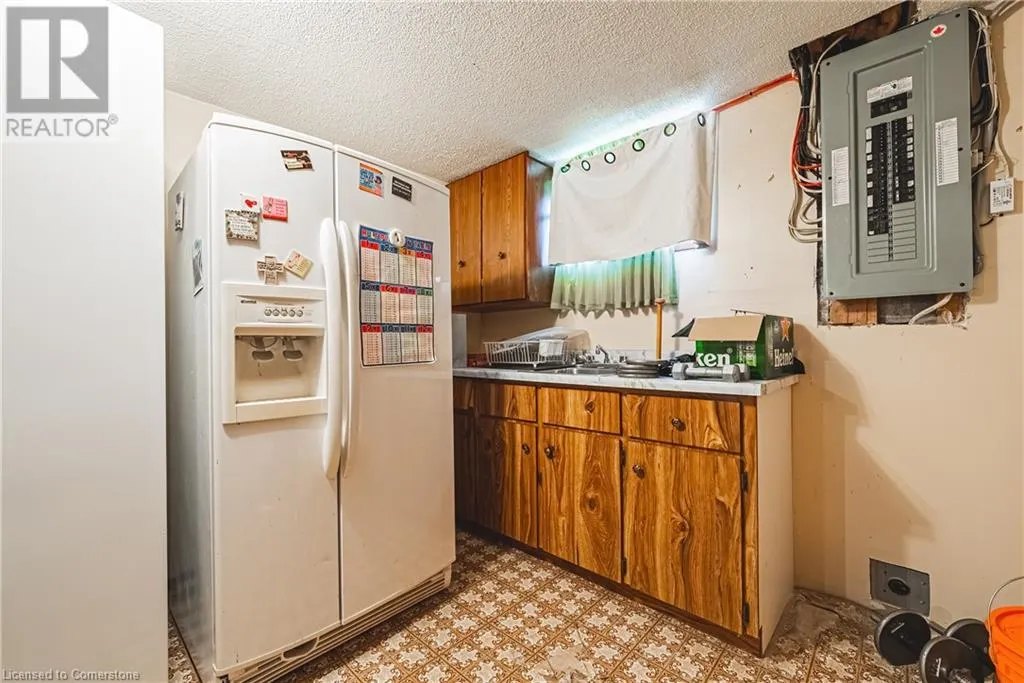 95 ELLINGTON Avenue