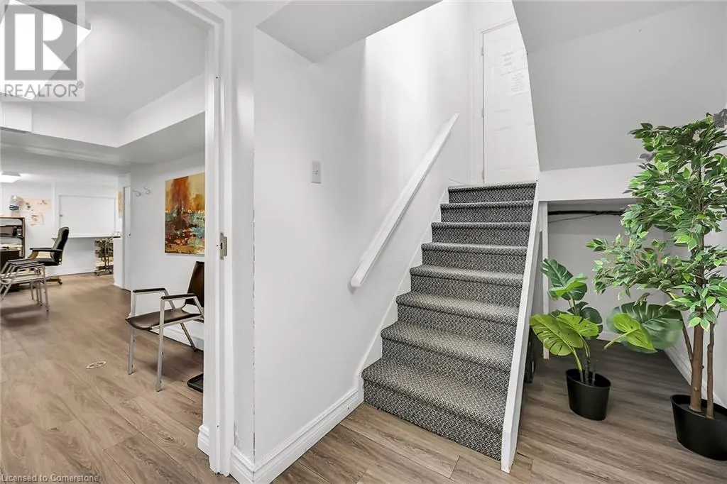 866 MAIN Street E