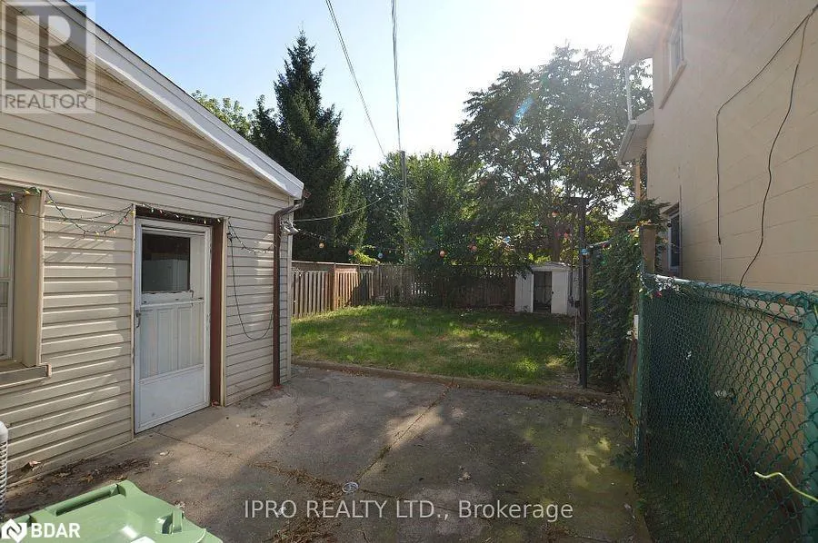 164 MACNAB Street N