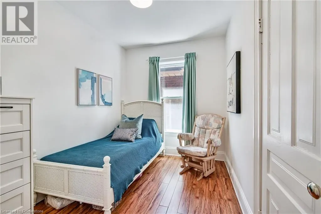 20 LOCKE Street S