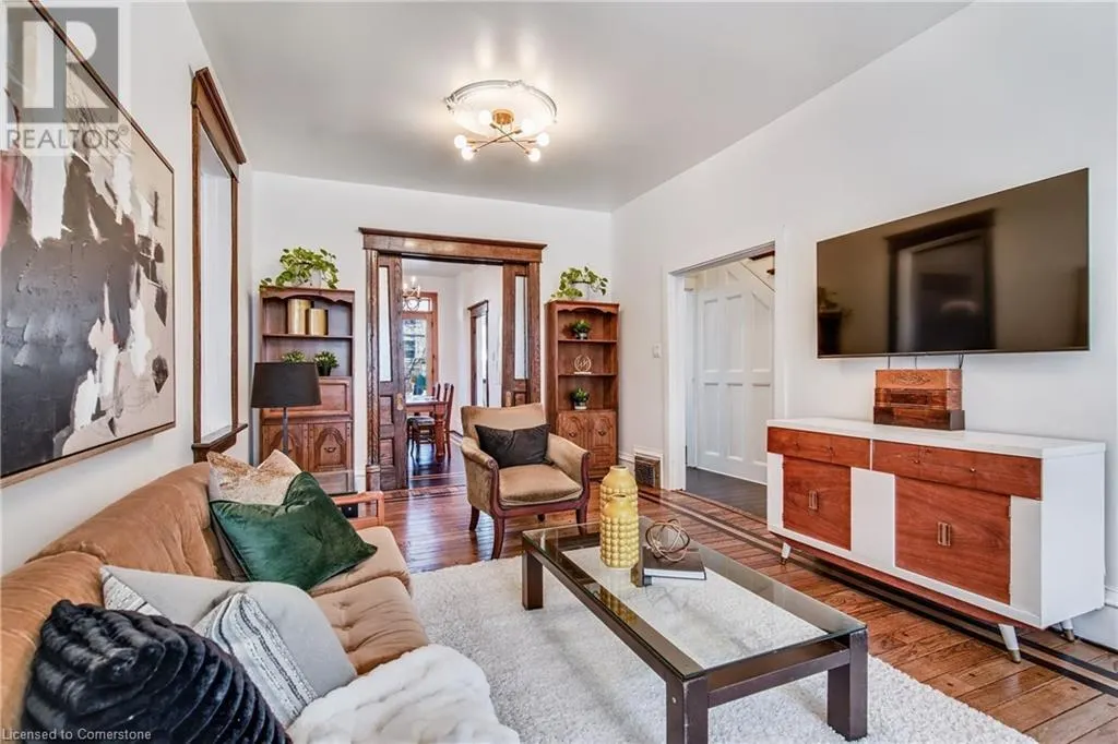 20 LOCKE Street S
