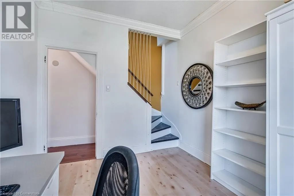 20 LOCKE Street S