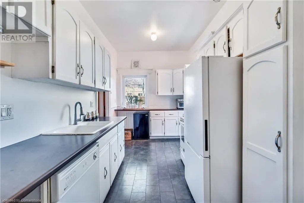 20 LOCKE Street S