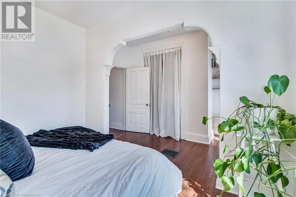 20 LOCKE Street S