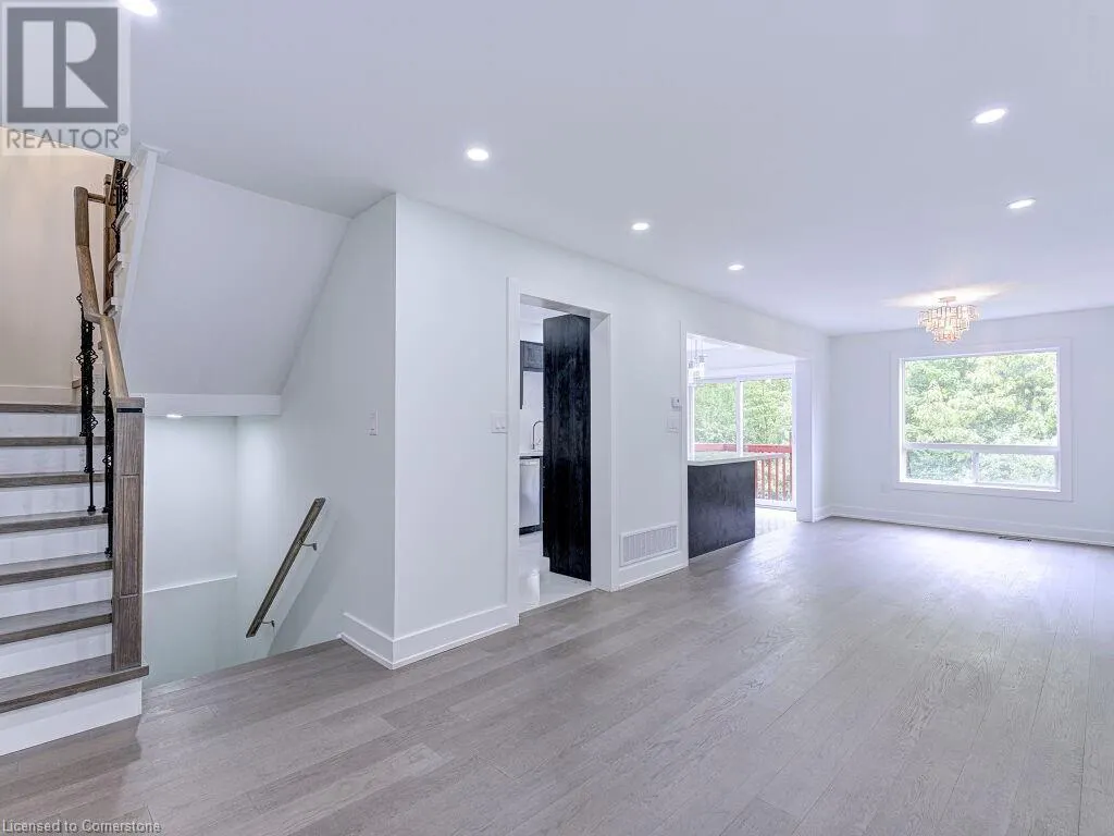 373 RAVINEVIEW Way