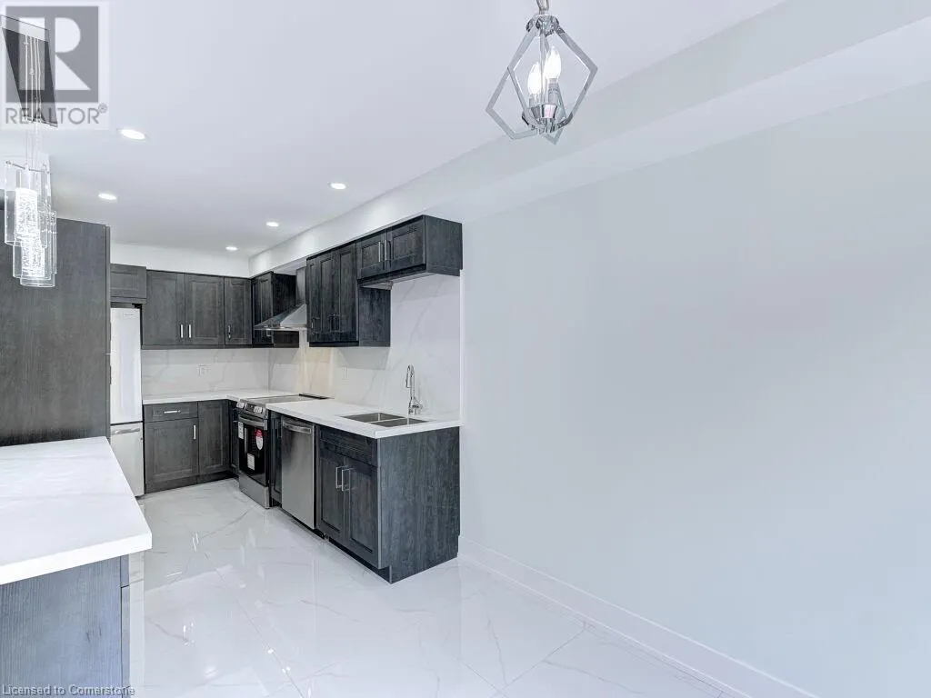 373 RAVINEVIEW Way