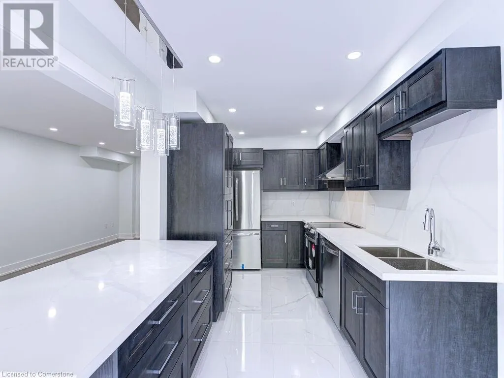 373 RAVINEVIEW Way