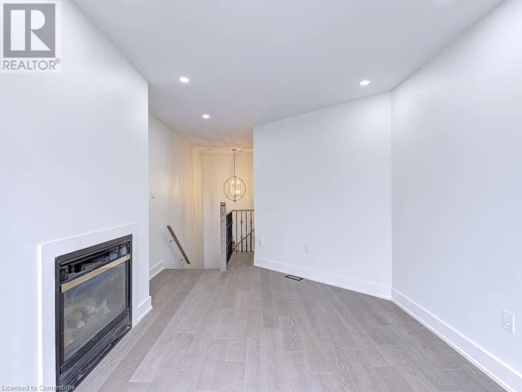 373 RAVINEVIEW Way